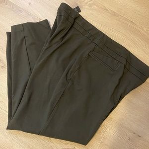 Woman’s pulling dress pants. 2x deep olive green